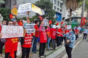 Hàng trăm nhà đầu tư tập trung đòi tiền Ngân hàng SCB và Công ty chứng khoán Tân Việt