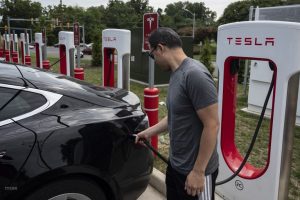 Doanh số bán xe điện của Mỹ đạt mức cao kỷ lục, thị phần Tesla tụt giảm