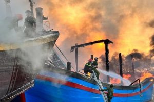 Cháy lớn thiêu rụi 11 tàu cá ở Bình Thuận