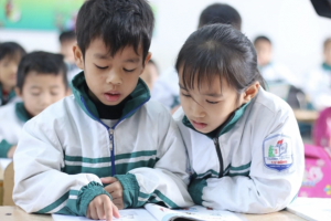 Từ 1/1/2024, học sinh thuộc hộ cận nghèo ở Hà Nội sẽ được miễn học phí