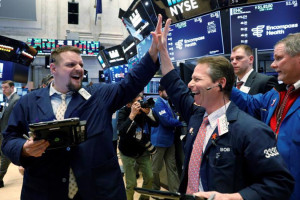 S&P 500 khép phiên xác lập kỷ lục mới, Dow Jones tăng 350 điểm