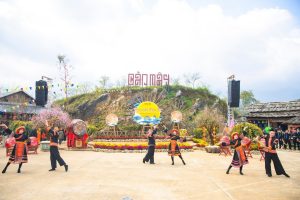 Hội xuân mở cổng trời Fansipan hút khách đầu năm