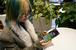 Phụ nữ trẻ Trung Quốc hẹn hò với AI