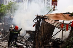Cháy lớn tại khu tập kết vật liệu xây dựng 200m2 tại Hà Nội
