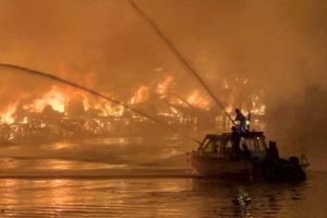 Cháy dữ dội dãy nhà ven kênh Tàu Hủ ở Thành phố Hồ Chí Minh