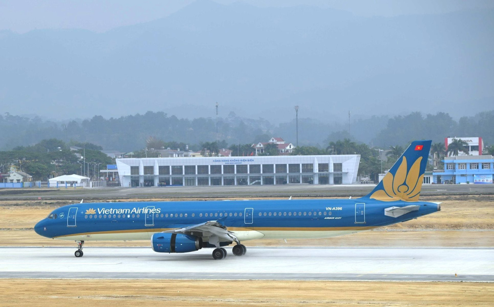 Hàng loạt chuyến bay đi/đến Điện Biên Phủ bị hủy do chất lượng không khí xấu - Ảnh 1
