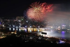 Pháo hoa rực sáng bầu trời TP HCM mừng ngày thống nhất đất nước