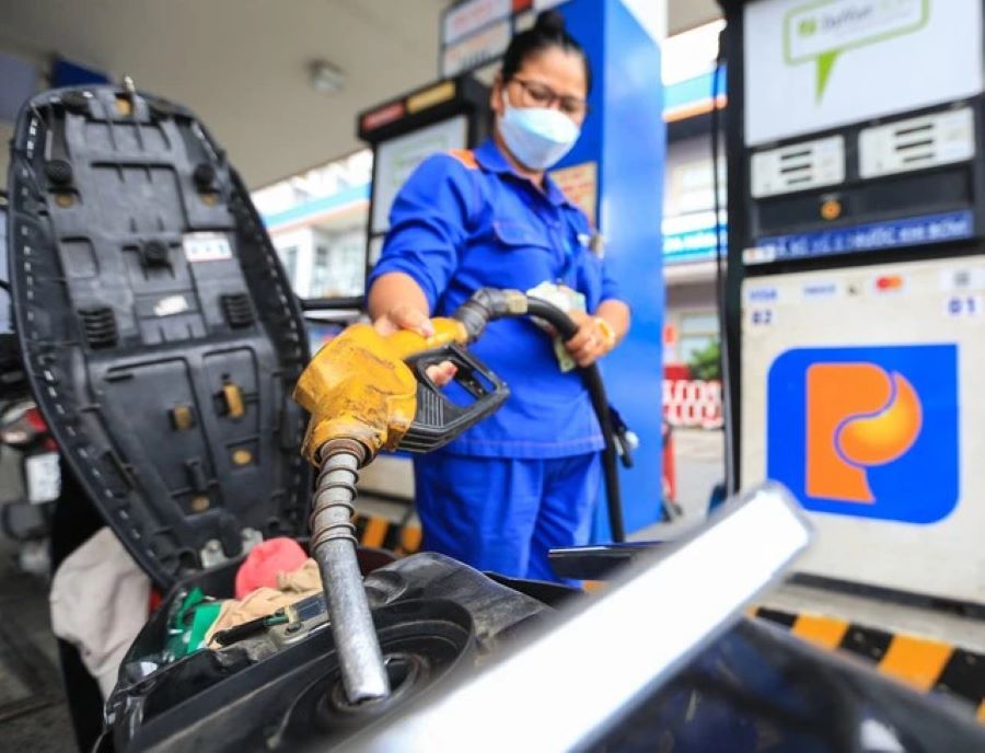 Giá xăng dầu tiếp tục tăng mạnh, RON 95 lên 23.010 đồng/lít - Ảnh 1